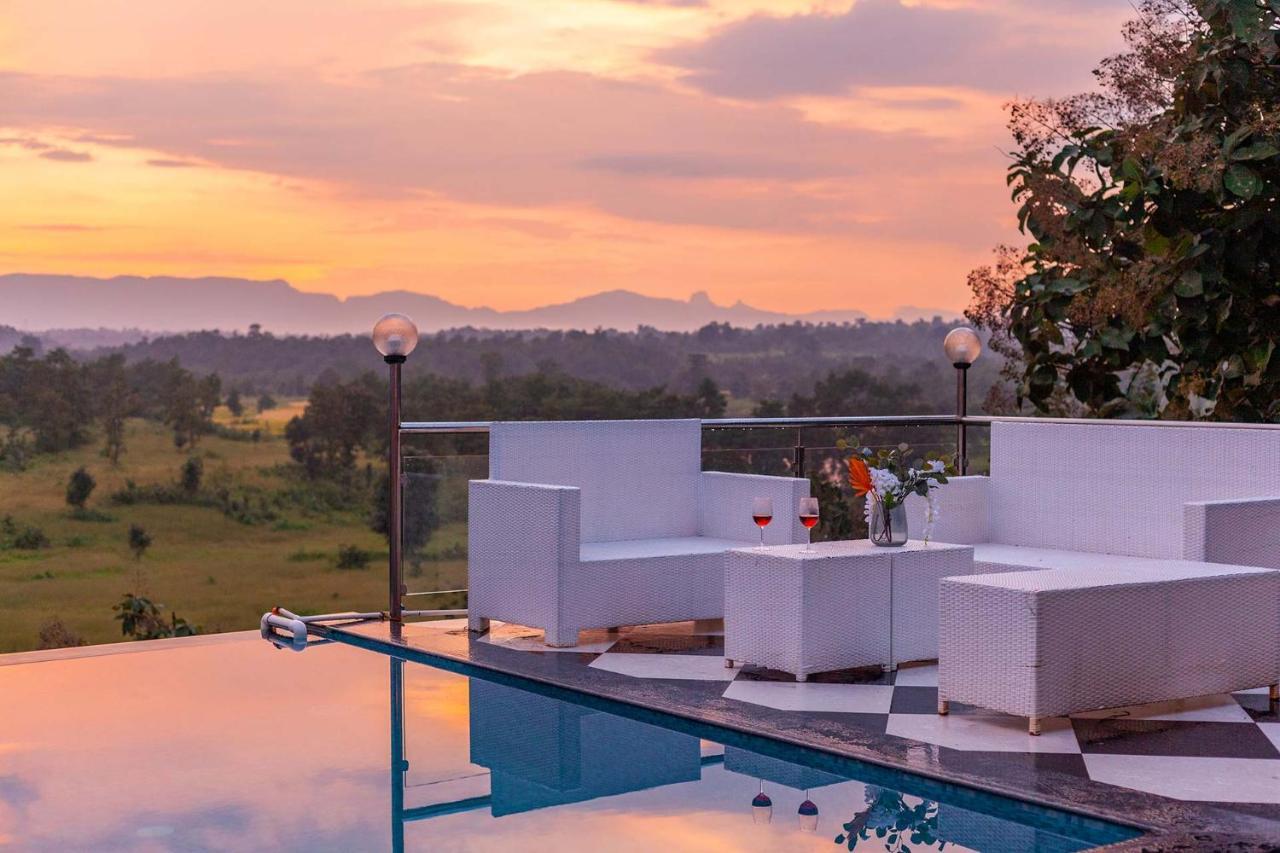 Stayvista'S Vine & Splash - Riverside Villa With An Infinity Pool And Indoor Games Karjat Buitenkant foto