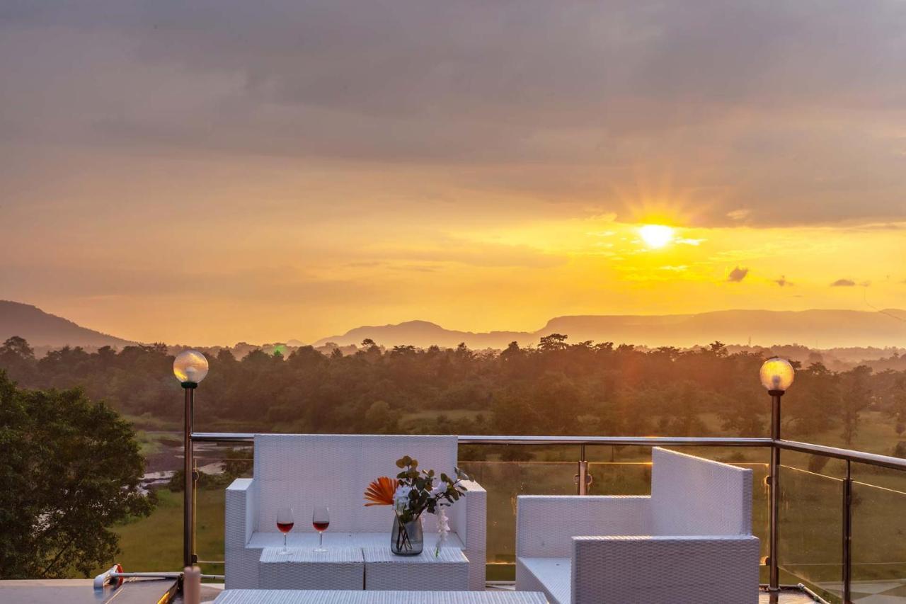 Stayvista'S Vine & Splash - Riverside Villa With An Infinity Pool And Indoor Games Karjat Buitenkant foto