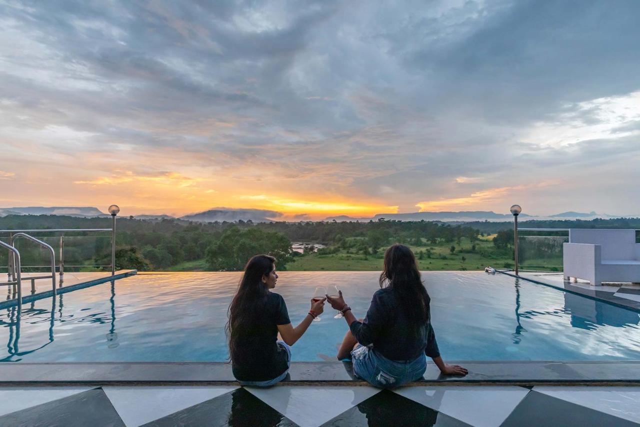 Stayvista'S Vine & Splash - Riverside Villa With An Infinity Pool And Indoor Games Karjat Buitenkant foto