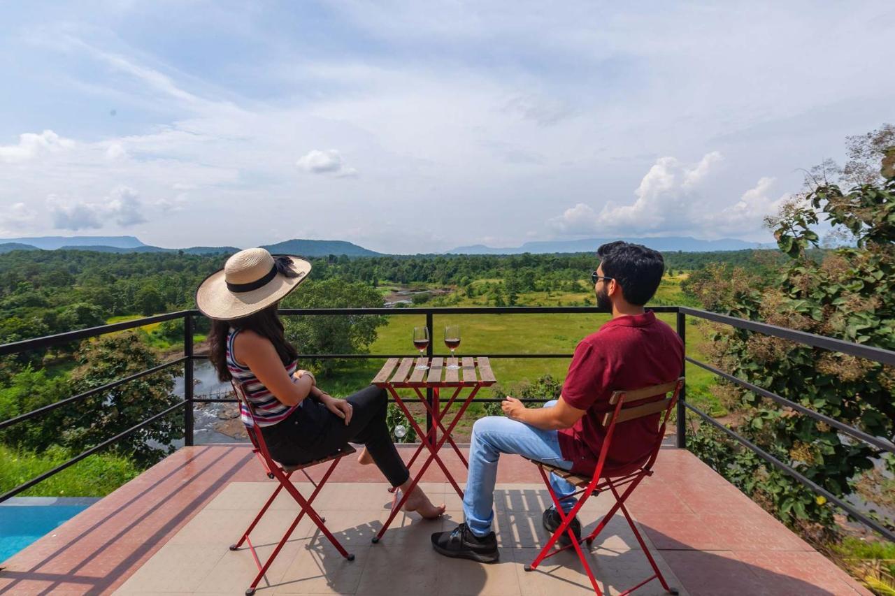 Stayvista'S Vine & Splash - Riverside Villa With An Infinity Pool And Indoor Games Karjat Buitenkant foto